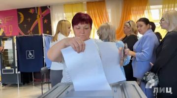 Первые избиратели проголосовали на участке в Луганске на выборах в Госдуму