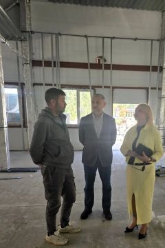 Посетила Луганскую республиканскую клиническую больницу, где полным ходом идет строительство нового быстровозводимого модульного приемного отделения