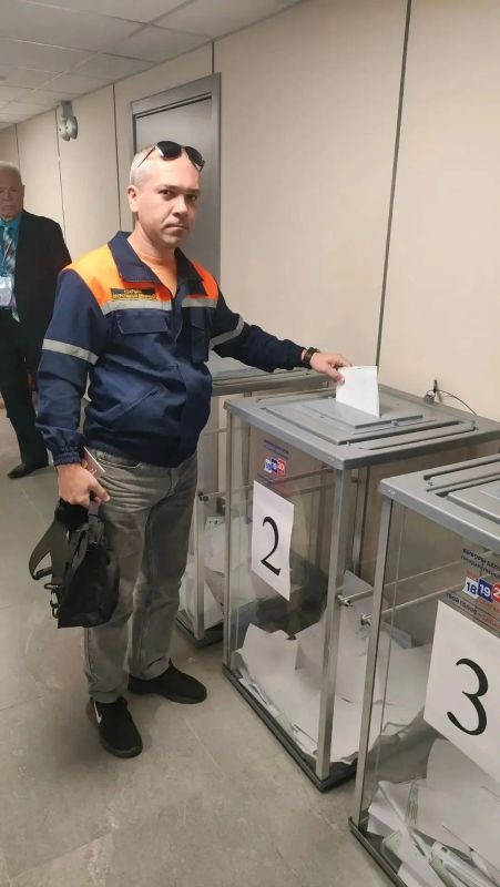 Отряд луганских спасателей проголосовал на избирательном участке Луганска