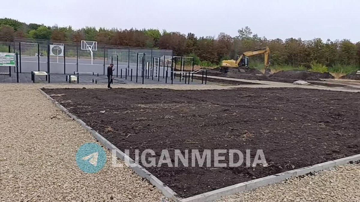 В Красном Луче продолжается благоустройство парковой зоны микрорайонов