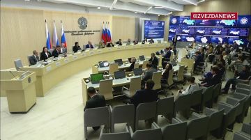 Дрон кружит в 150 метрах от здания в ЛНР, где находится избирком, люди не могут оттуда выйти, сообщила Памфилова
