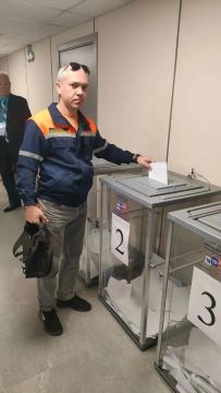 Отряд луганских спасателей проголосовал на избирательном участке Луганска