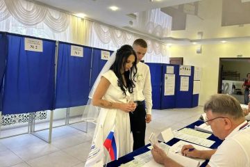 Молодожёны Алина и Сергей проголосовали на выборах в день своей свадьбы
