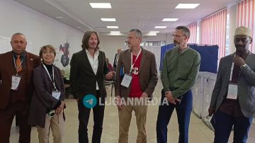 Иностранные наблюдатели побывали на избирательном участке в Станице Луганской