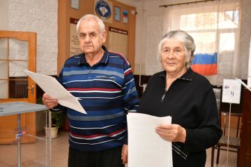 55 лет вместе: пара из Свердловска проголосовала в первый день выборов депутатов в Госдуму РФ