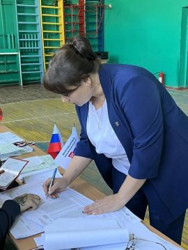 Председатель Совета Марковского муниципального округа Луганской Народной Республики Екатерина Титова приняла участие в голосовании на избирательном участке!