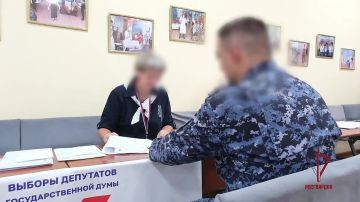 В ЛНР росгвардейцы приняли участие в голосовании
