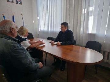 Олег Коваль: 17 сентября, находясь с рабочим визитом в Старобельском муниципальном округе провел личный приём граждан в Я общественной приёмной Д.А. Медведева, а также проинспектировал ход выполнения ремонтных работ в первой...
