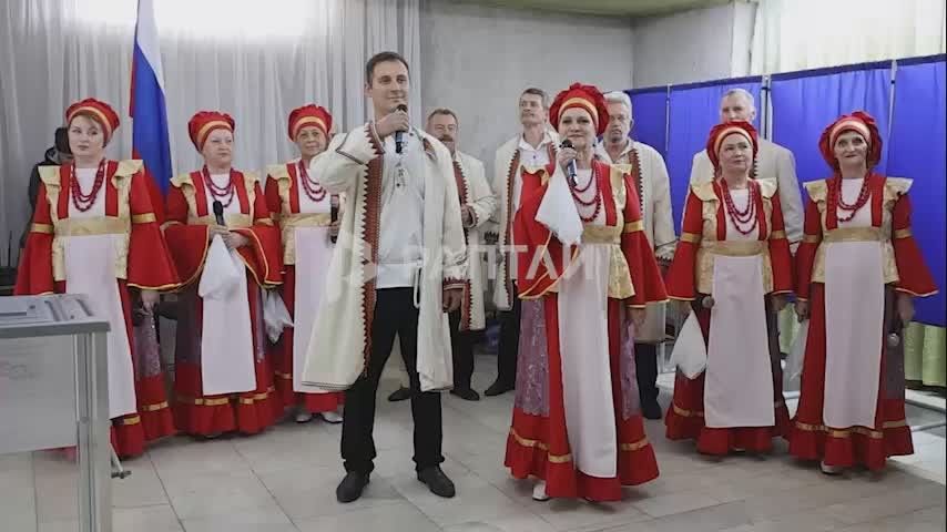 С песней и плясками. На избирательный участок в Свердловске ЛНР пришел голосовать народный ансамбль в полном составе