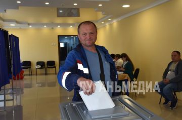 Сегодня на избирательном участке Белокуракино проголосовали те, от чьей ответственной и сложной работы каждый день зависит спокойствие и безопасность поселка