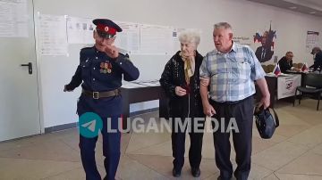 Казаки Станицы Луганской не только голосуют на выборах в Госдуму, но и танцуют под народные мотивы