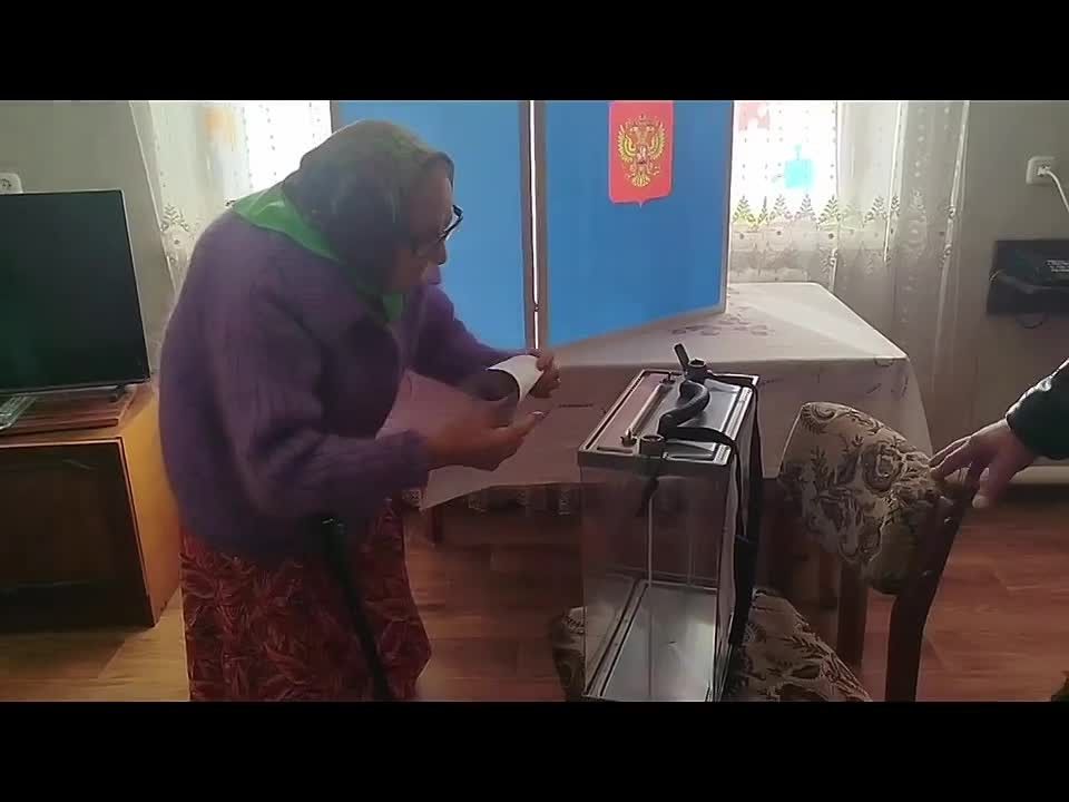 Ветеран Великой Отечественной войны Александра Пенашкина проголосовала на дому в Старобельске