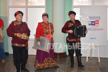 В Лутугино артисты ансамбля «Соседи» отдали свои голоса и порадовали других избирателей исполнением песен
