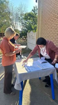 Избиратели Лутугинщины активно принимают участие в голосовании на придомовых территориях