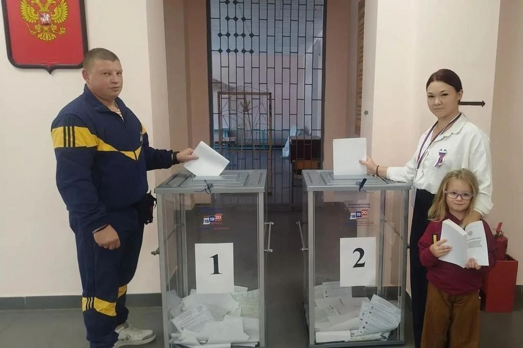 Голосование на выборах депутатов Государственной Думы в ЛНР — для многих семейный праздник