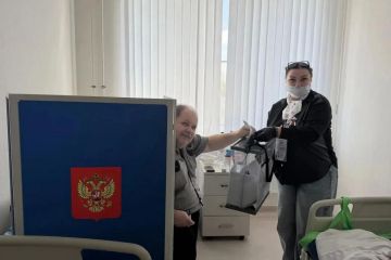Избиратели в ЛНР смогли проголосовать в медицинских учреждениях