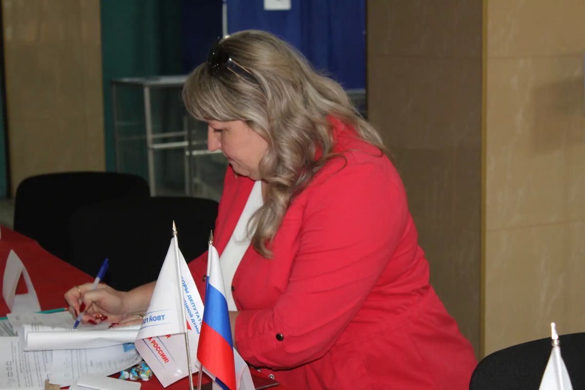 Депутат Совета Краснодонского муниципального округа Любовь Василенко пришла на избирательный участок, чтобы исполнить свой конституционный долг