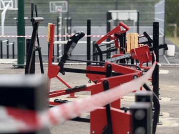 На новой спортивной площадке Краснодона установили уличные тренажёры