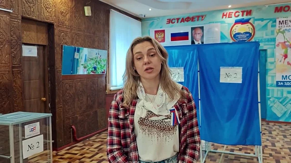 В Стаханове на избирательный участок пришла исполнительный секретарь Стахановского местного отделения Единой России Ольга Роман