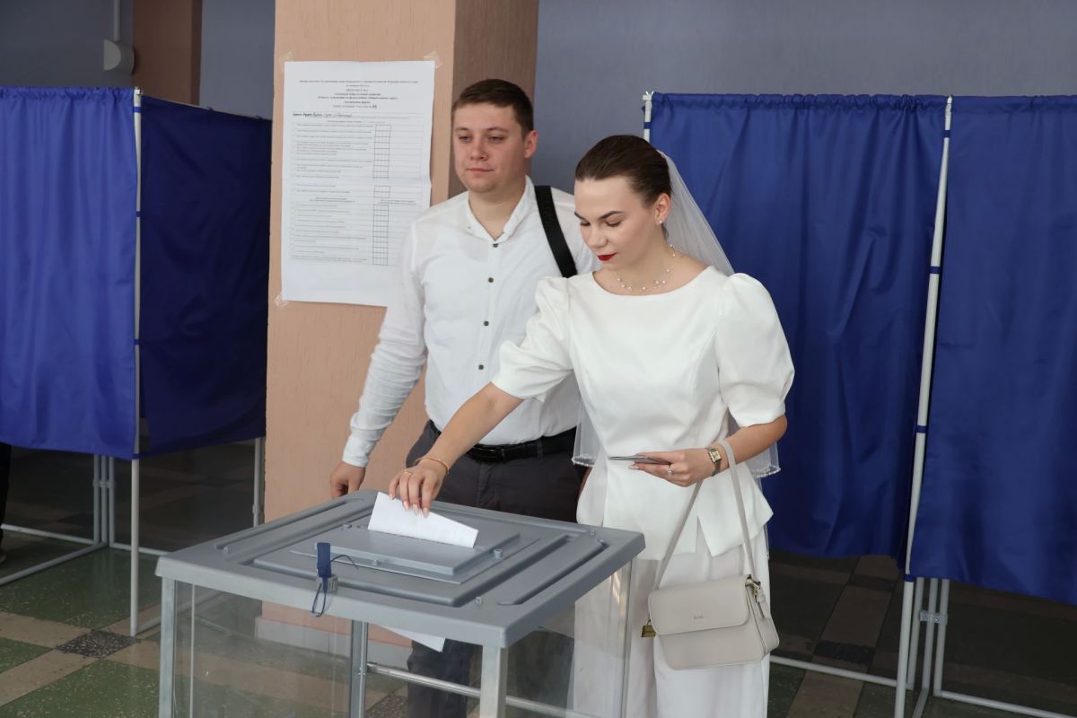 В Луганске молодожёны проголосовали в день свадьбы