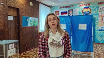 В Стаханове на избирательный участок пришла исполнительный секретарь Стахановского местного отделения Единой России Ольга Роман