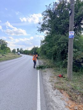 В городе Суходольске специалисты Филиала «Краснодонский автодор» ГУП ЛНР «Луганский автодор» проводят работы по благоустройству и наведению порядка вдоль проезжей части дороги на улице Шоссейная