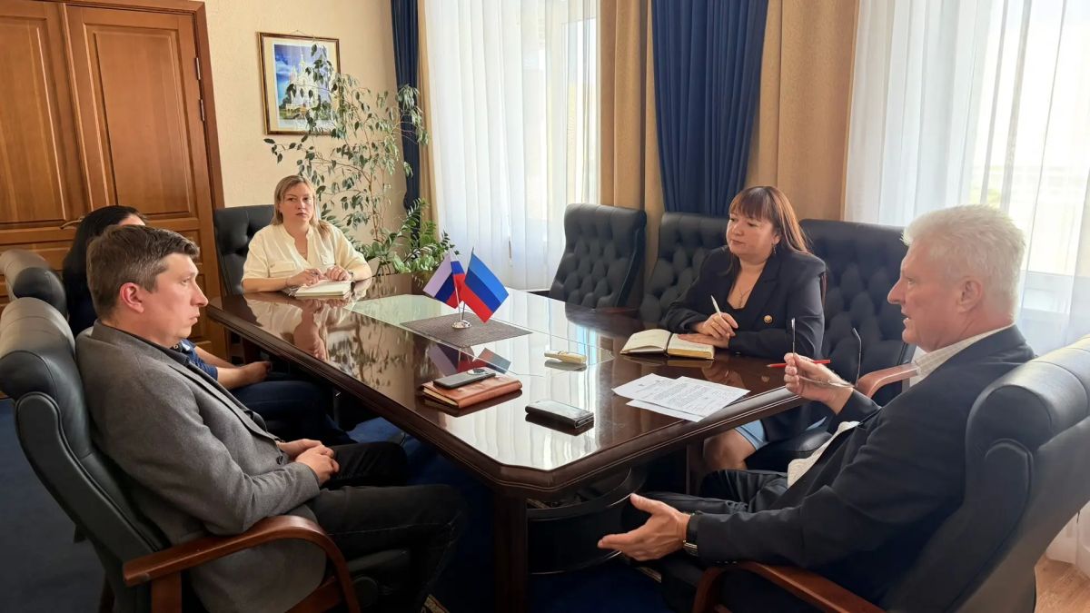 Состоялась рабочая встреча с руководителем Фонда «Защитники Отечества» ЛНР Анатолием Янчуком и начальником межмуниципального отделения в Краснодоне Натальей Колесниковой на которой обсудили ключевой для нашего округа вопрос...