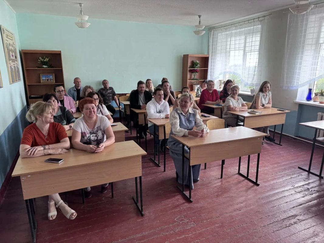 В ГБПОО ЛНР «Первомайский колледж» состоялось познавательное мероприятие для педагогического коллектива и сотрудников учреждения — интеллектуальная игра «Квиз-электорат: PRO выборы»