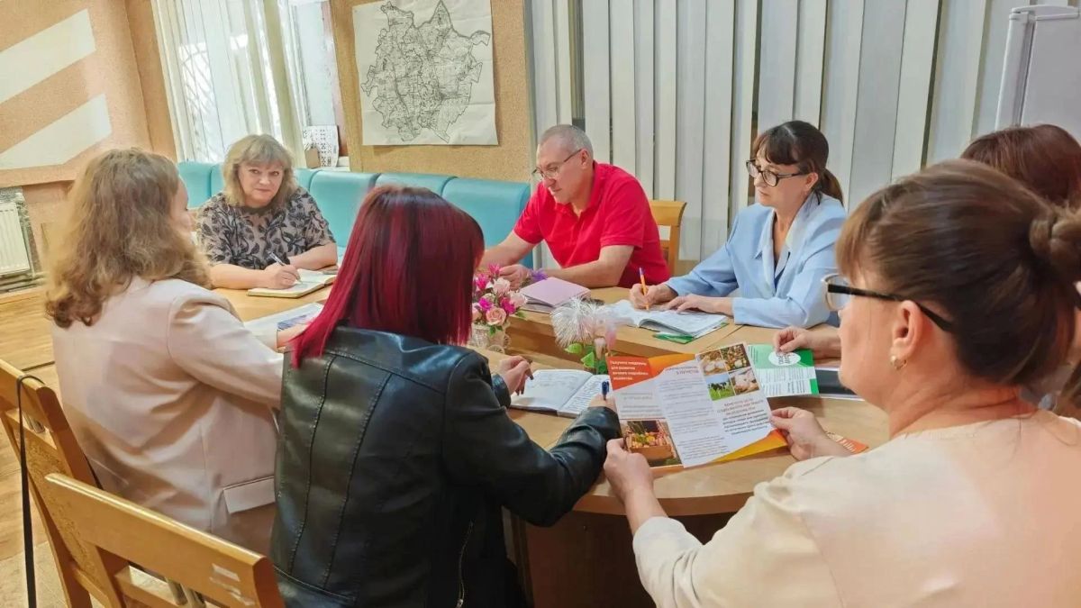Специалисты филиала № 21 ГКУ ЛНР «РЦСЗН» по Старобельскому и Новоайдарскому муниципальным округам провели рабочую встречу с коллективом Центра предоставления услуг почтовой связи № 5 г. Старобельска