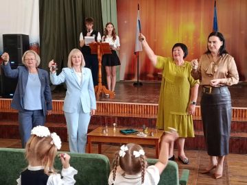 Глава Луганска приняла участие в акции "Колокольчик мира"