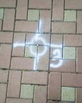 Многие из вас уже заметили странные метки на плитке вдоль аллеи на улице КИМ в городе Первомайске