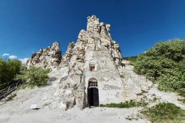 Меловые скалы Дивногорья, в которых вырезан пещерный храм