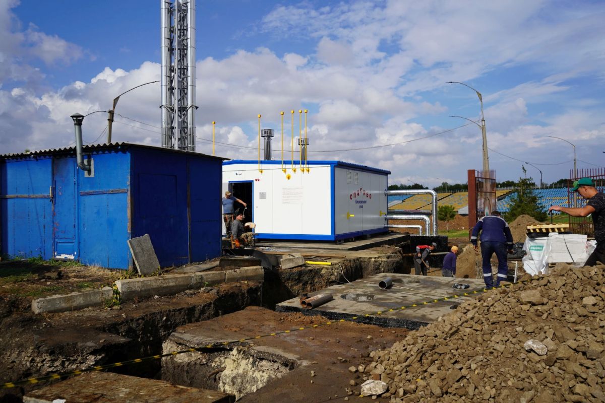 В спорткомплексе «Шахтёр» продолжается переход на газовую котельную: монтаж камеры и подготовка к переврезке
