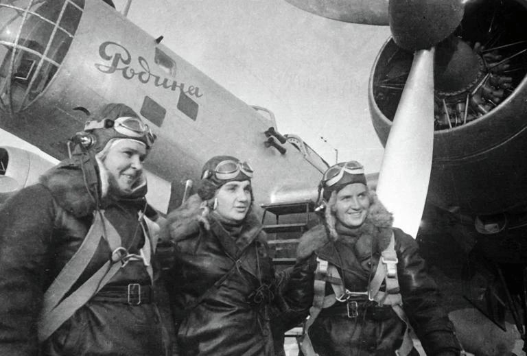 Владимир Чернев: 24–25 сентября 1938 года Валентина Гризодубова, Полина Осипенко и Марина Раскова совершили беспосадочный перелет Москва — Дальний Восток на самолете «Родина»