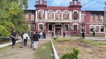 Иностранные журналисты из 11 стран приехали в Старобельский колледж, где погиб 21 человек