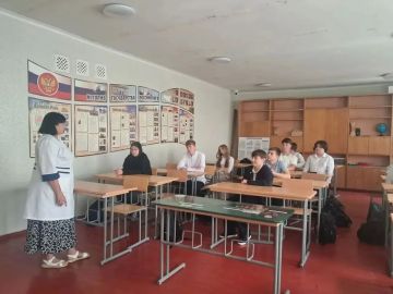 «Кем я буду?»: специалисты детской больницы г.Свердловск рассказали о профессии медика учащимся Свердловской школы № 5