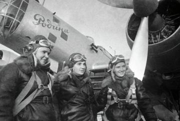 Владимир Чернев: 24–25 сентября 1938 года Валентина Гризодубова, Полина Осипенко и Марина Раскова совершили беспосадочный перелет Москва — Дальний Восток на самолете «Родина»