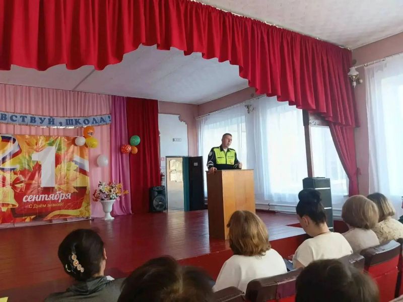 Полицейский напомнил родителям новопсковских школьников о важности соблюдения ПДД детьми
