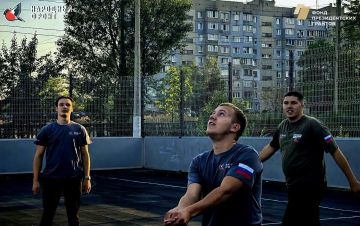 Волейбол объединяет!. Активисты Молодёжки НФ из Алчевска провели сегодня активную тренировку