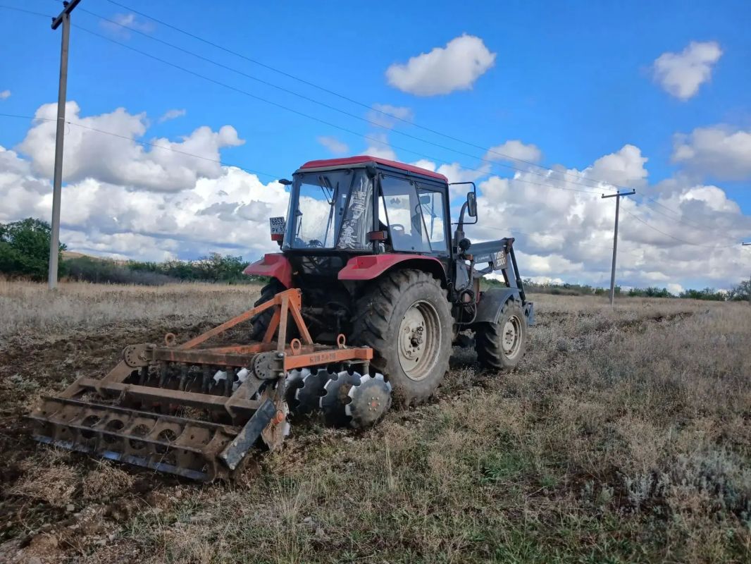 В пгт НагольноТарасовка в рамках действующего противопожарного режима проводятся работы по обустройству противопожарных минерализованных полос (опашке)