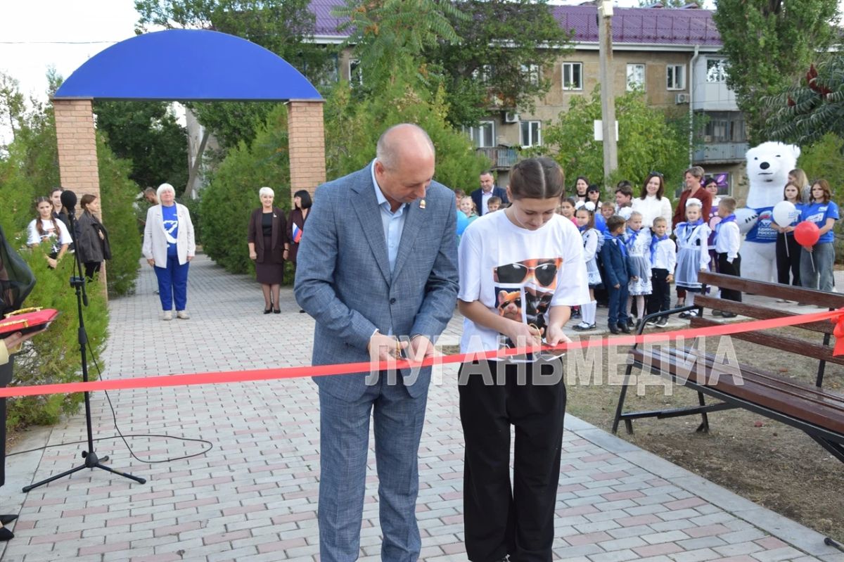 В Славяносербске торжественно открыли обновленный сквер «Героев Донбасса»