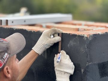 В Краснодоне продолжаются кровельные работы в квартале Лютикова, 27
