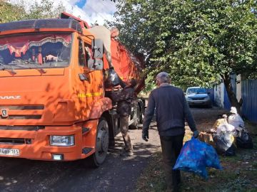 В период с 21 по 25 сентября 2026 года работниками отдела жизнеобеспечения пгт Новодарьевка, совместно с работниками МУП «ЖЭК» города Ровеньки выполнены работы по уборке бытового мусора в самых оживленных уголках поселка