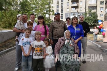 В Краснодоне первым новоселам вручены ключи от квартир маневренного жилищного фонда