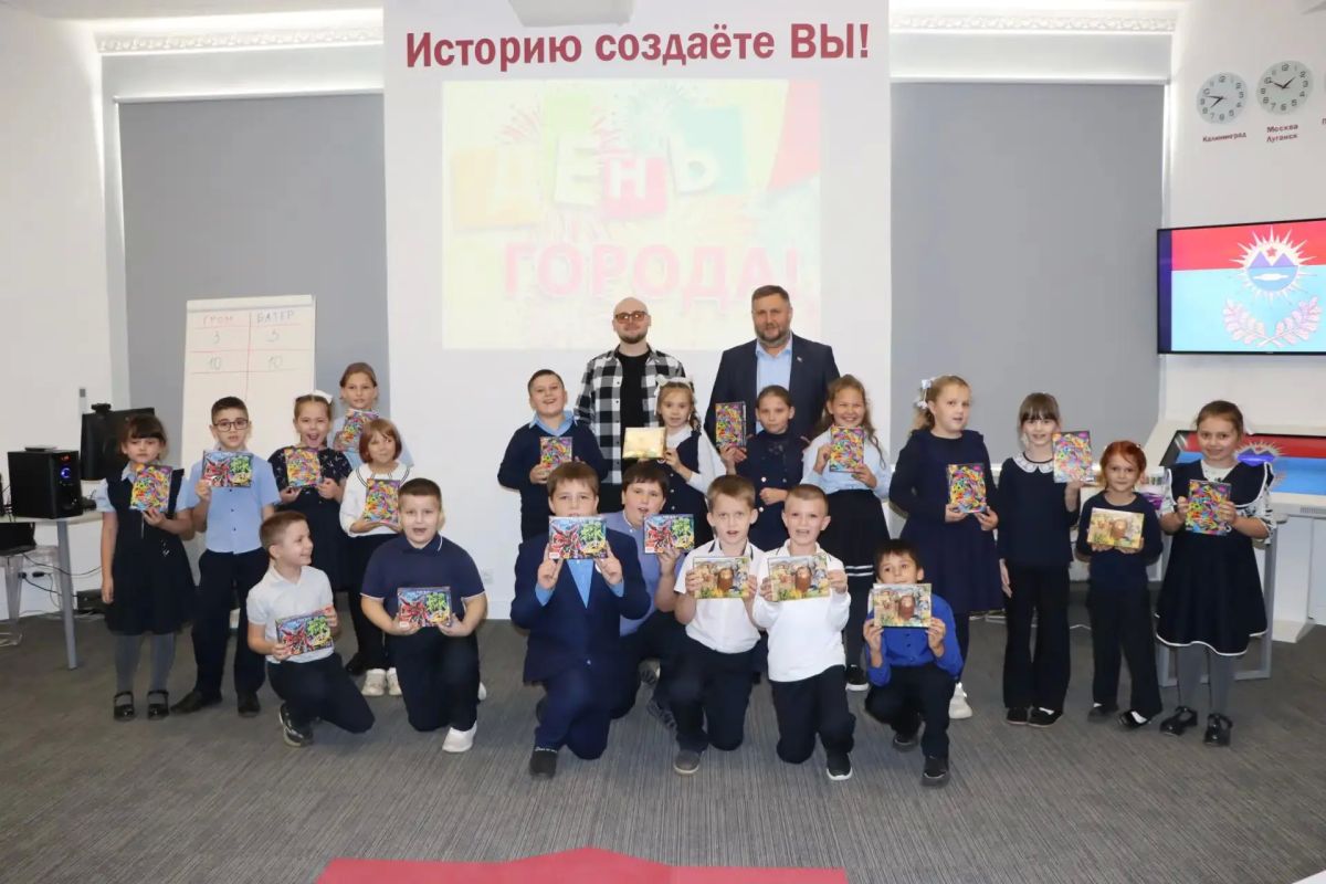 Евгений Бондарь: Сегодня вместе с юными лутугинцами посетил районный дом культуры, где в рамках празднования 129-летия со дня образования города Лутугино прошла яркая игровая программа «Знаешь ли ты свой город?» и...