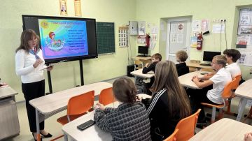 24 сентября в рамках молодёжного клуба «ПРОФ_ориентир» при ТО ГКУ «РЦЗН ЛНР» в Беловодском районе, в преддверии Дня воспитателя и всех дошкольных работников, состоялась встреча с элементами деловой игры с учащимися 9-А...