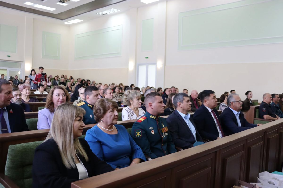 В Антраците состоялось торжественное мероприятие «Одна история, одна судьба!», посвящённое сразу двум значимым датам - Дню города Антрацит и Антрацитовского района и Дню воссоединения Луганской и Донецкой народных республик...