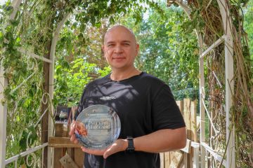 Заслуженный артист ЛНР, актёр Луганского республиканского академического театра кукол Юрий Нетруненко сыграл в новелле «Архитектор» эпизодическую роль — дальнобойщика Николая