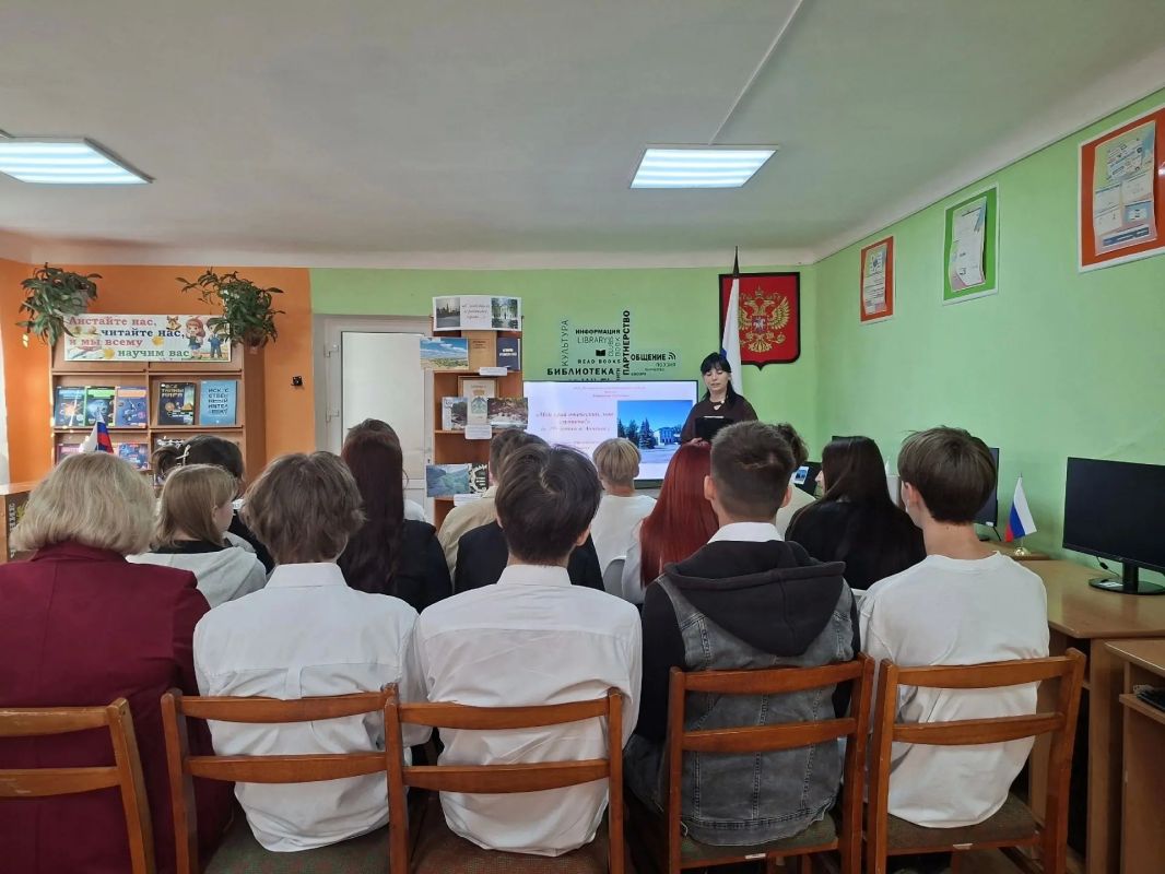К 195-летия со дня основания поселка Анненка библиотекари центральной библиотеки пригласили членов клуба «Истоки», обучающихся 11 класса ГБОУ ЛНР «Брянковского учебно-воспитательного комплекса № 7» принять участие в...
