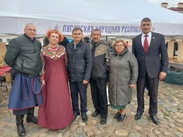 В Санкт-Петербурге на Соборной площади Петропавловской крепости прошёл VI фестиваль «Серебряное ожерелье» — Дни народной культуры Северо-Запада, организованный в рамках XII Форума объединённых культур и посвящённый Году...